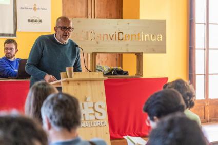 Miquel Ensenyat durant la seva intervenció a l'assemblea.