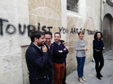 La proposició planteja l'eliminació immediata de les pintades a causa de la «nefasta imatge que estan transmetent de Palma en relació als turistes».