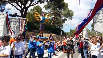 Centenars de persones han participat en el 'Diumenge de l'Àngel'.