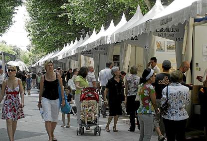 Jhardi ha animat «a tota la ciutadania», a participar en la Fira del Llibre 2016. Segons la tinenta de batle, «mitjançant la lectura les persones es desenvolupen en un esperit crític, tan necessari avui en dia».