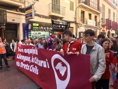 Josep de Luis, president de l'OCB, ha encapçalat el passa carrers. Durant el seu parlament ha defensat la necessitat de no retrocedir en la defensa dels drets cívics.