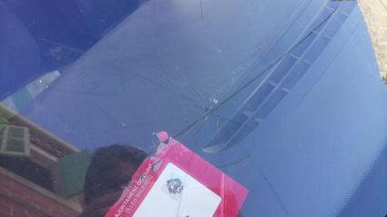 MÉS per Muro ha denunciat l'agressió contra el cotxe del candidat, Miquel Àngel Tortell, que ha aparegut amb la lluna de davant cruixida.