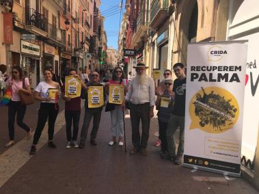 La Crida per Palma ha realitzat aquest dissabte una acció simbòlica en contra del lloguer turístic il·legal.