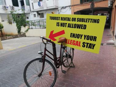 Els veïns de l'edifici s'han organitzat en contra del lloguer turístic il·legal.