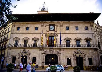 El magistrat va prorrogar un mes més el secret de les investigacions en advertir que continuen practicant-se «nombroses declaracions que segueixen llançant dades que incriminen molts dels investigats».