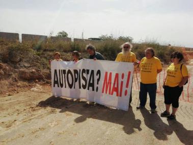La Plataforma Antiautopista ha celebrat aquest dissabte una roda de premsa des de les obres de la via Llucmajor-Campos.