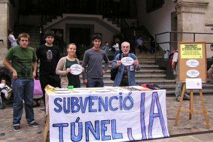 Membres del col·lectiu, avui matí a plaça.