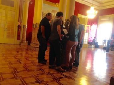 Membres de l'equip negociador de Podem aquest dimarts a la sala dels passos perduts del Parlament de les Illes Balears.