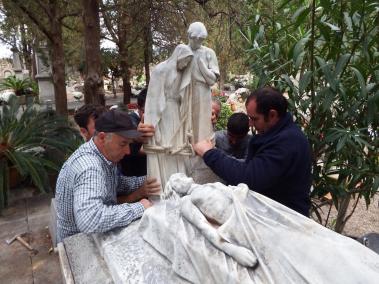 L'escultura de Josep Llimona tornada al cementeri després de dos anys de polèmica