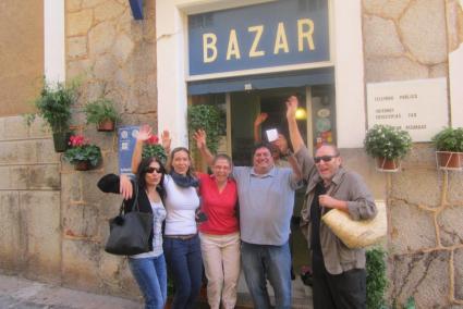 Alguns dels 41 agraciats del Port ho celebràven avui davant l'administració.