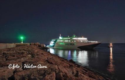 Imatge del vaixell de Baleària que ha encallat al port de Dénia.