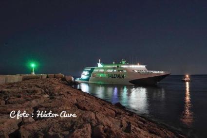 Imatge del vaixell de Baleària que ha encallat al port de Dénia.