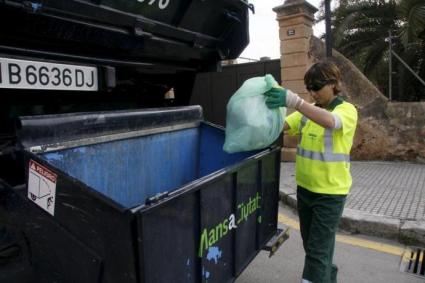 Imatge d'arxiu d'un camió de la recollida del fems a Mallorca.