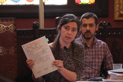 La regidora i presidenta d'Emaya en un moment del ple extraordinari d'aquest dimecres mostrant un dels documents que contenia la carpeta trobada a l'empresa municipal.