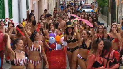 Bunyola ha celebrat aquest dissabte l'esperada 'Cursa en roba interior'.