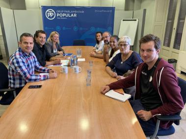 Imatge de Company i la resta de dirigents del PP amb l'Associació Esport per la Igualtat.