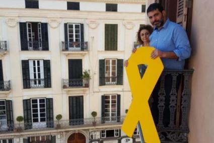 MÉS per Mallorca ha hagut de retirar el llaç groc de la façana del Parlament.