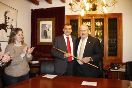 Albertí lliura a Aguiló la vara de batle de Fornalutx