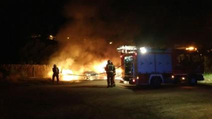Un incendi calcina tres vehicles al Port de Sóller