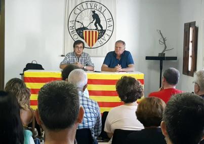 El periodista Carlos Enrique Bayo durant la seda conferència sobre clavegueres i periodisme d'investigació