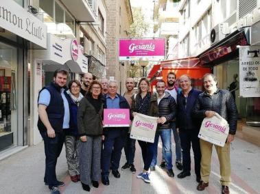 Imatge dels comerciants de la zona dels Geranis amb els nous cartells.