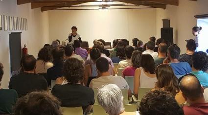 Imatge de la ponència d’Anna Gabriel, diputada catalana de la CUP.