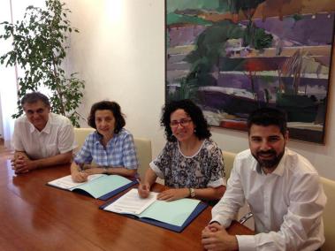 La consellera de Serveis Socials, Fina Santiago, i la presidenta de l'Institut Mallorquí de Serveis Socials (IMAS), Margalida Puigserver, durant la signatura.