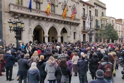 Unes 200 persones han participat aquest diumenge en el minut de silenci per condemnar l'assassinat masclista.