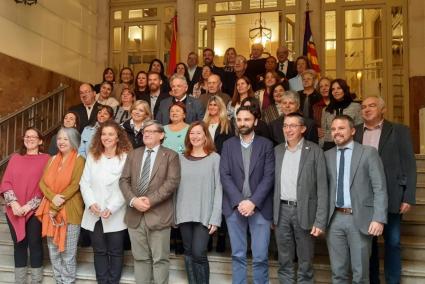 Armengol i la resta d'autoritats amb els representants de les 19 Comunitats Balears que han participat en la trobada.