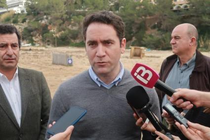 Company (esquerra de la imatge) I Egea (al centre de la imatge) han visitat les zones afectades pel temporal a Eivissa.