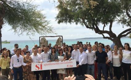 Armengol amb la resta de batles i regidors socialistes.