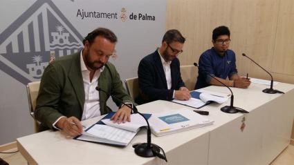 El batle de Palma, José Hila, i el director executiu de la FEBE, Bosco Torremocha, durant la signatura del conveni de col·laboració.