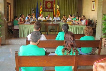 Tots els partits van aprovar una moció conjunta demanant diàleg i consens a les parts enfrontades en el conflicte educatiu.