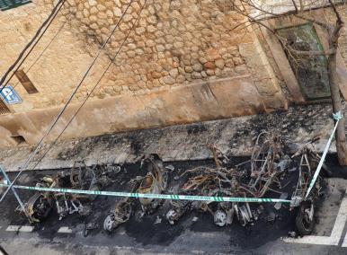 Investiguen l'incendi de deu motos al carrer Bisbe Colom