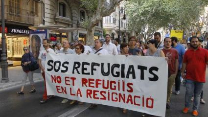 400 manifestants es solidaritzen amb les persones refugiades 