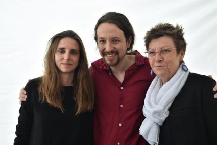Pablo Iglesias entre les diputades Lucía Muñoz i Antònia Jover.