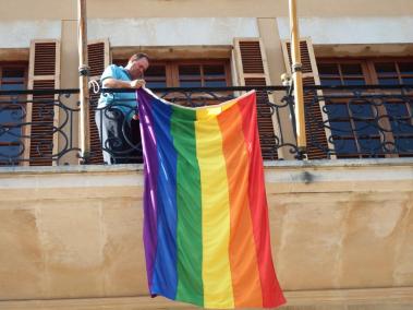 La bandera de l'orgull gay ja llueix a l'Ajuntament