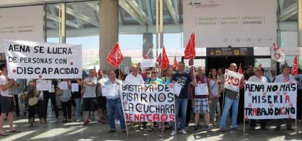 Els manifestants han corejat la consigna «Aena consent, el treballador es ressent».