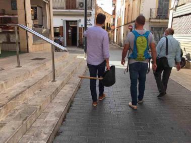 Miquel Oliver, batle de Manacor, agafà la xapeta per explicar com s'han de netejar les 'males herbes'.
