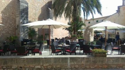 El Pi de Santanyí s'indigna per l'augment de cadires i taules a la Plaça del Roser 