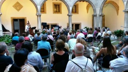El crític literari i doctor en Filologia Catalana i Lingüística de la UIB, Joan Mas i Vives, i el poeta Bernat Nadal van presentar l'acte en homenatge a l'autor.