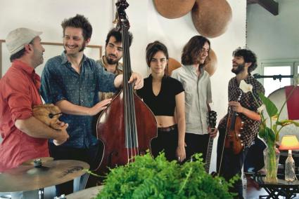 La mallorquina Clara Fiol (al centre de la imatge) és finalista del XIII concurs Sons de la Mediterrània.