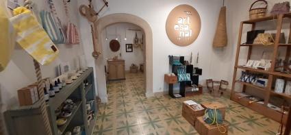 L'espai és atès pels mateixos artesans i s'hi poden trobar molts productes tradicionals.