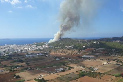 L'incendi forestal s'ha declarat a la zona de Sa Talaia d'Eivissa.