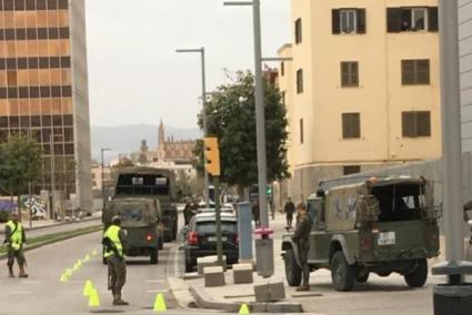 Imatge dels militars espanyols desplegats per Palma durant l'Estat d'Alarma.