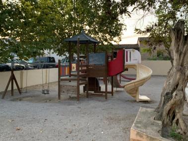 Avui vespre quedaran tancats al públic tots els parcs infantils