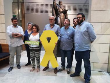 La Mesa del Parlament rechaza ordenar la retirada del lazo amarillo del balcÃ³n de MÃS