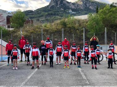 Foto de família dels alumnes i monitors dissabte passat en el primer dia del curs.