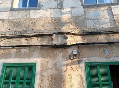 Imatge de la placa al general Goded que fins avui presidia una plaça de Campos.