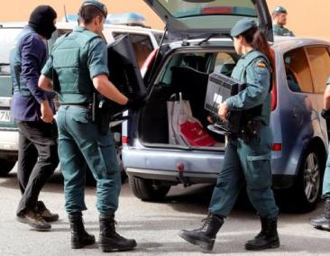 Agents amb material confiscat a l'operació.